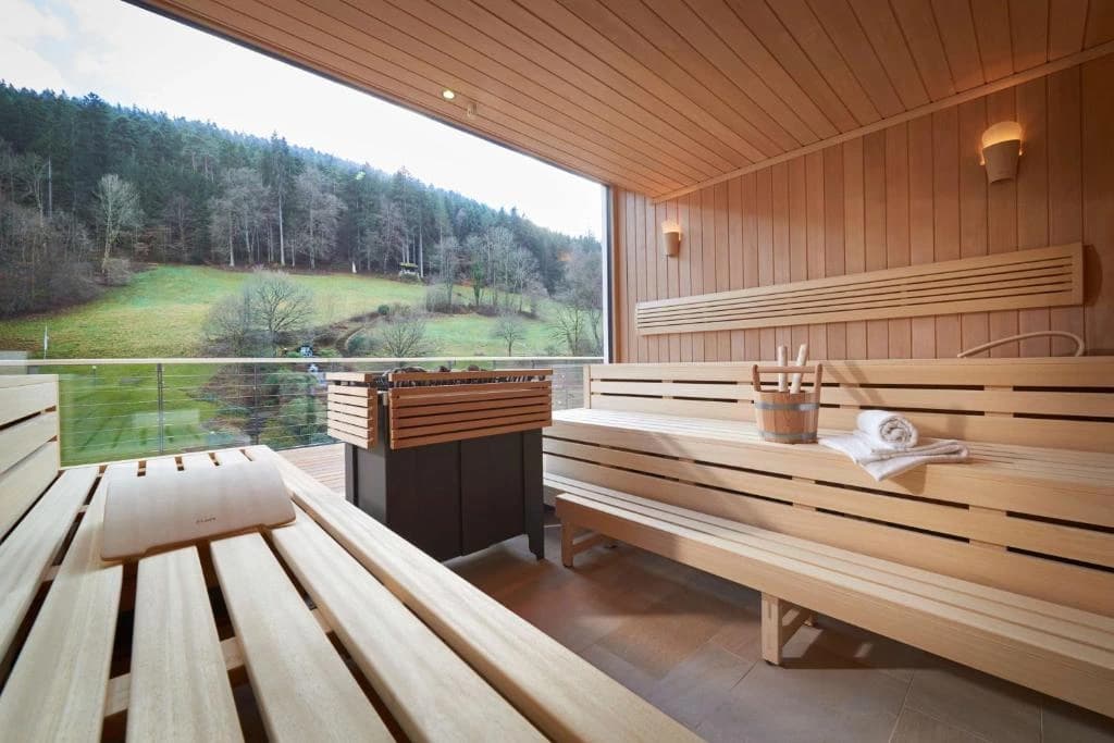 Wellnessbereich mit Pool und Liegen im Hotel Therme Bad Teinach